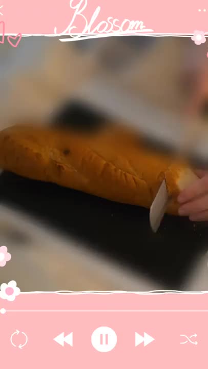 お久しぶりに🤤
とあるパスタ🍝屋さんへ行きました😗

注文📖した😤
ガ～リック🧄ト～スト🥖が、帰り道🚶‍♀️でも忘れられず🤤
フランスパン🥖を購入🛒してしまいました😚

ぎこぎこ🪚
フランスパン🥖を5センチ程の厚さに切り🤤
ガ～リック🧄の液体をたっぷり染み込ませて🤤
焼いて🔥
いただきました🙏