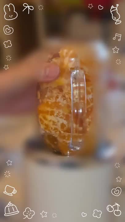冷凍みかん🍊は、お好き💕ですか❓

しゃりしゃり🧊きんきん😵💥
して大好き💓♥️です🤤

食感👅を充分に堪能したので😋
次はのど越しが欲しく🙏

ミキサ～🌀で、ジュ～ス🍹にしてみました🤤

半解凍🫠ですが…
どうでしょう❓

ごくごく💋
喉🗣️まで、キンキンに冷える🧊❗
あ👀
ありがたい🙇…

かぁ～っ👅です❗