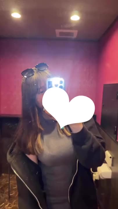 「サングラスかけて大人っぽくなったつもり…？🙈
 
でもお兄さんの前ではやっぱり甘えちゃうんだよね♡」