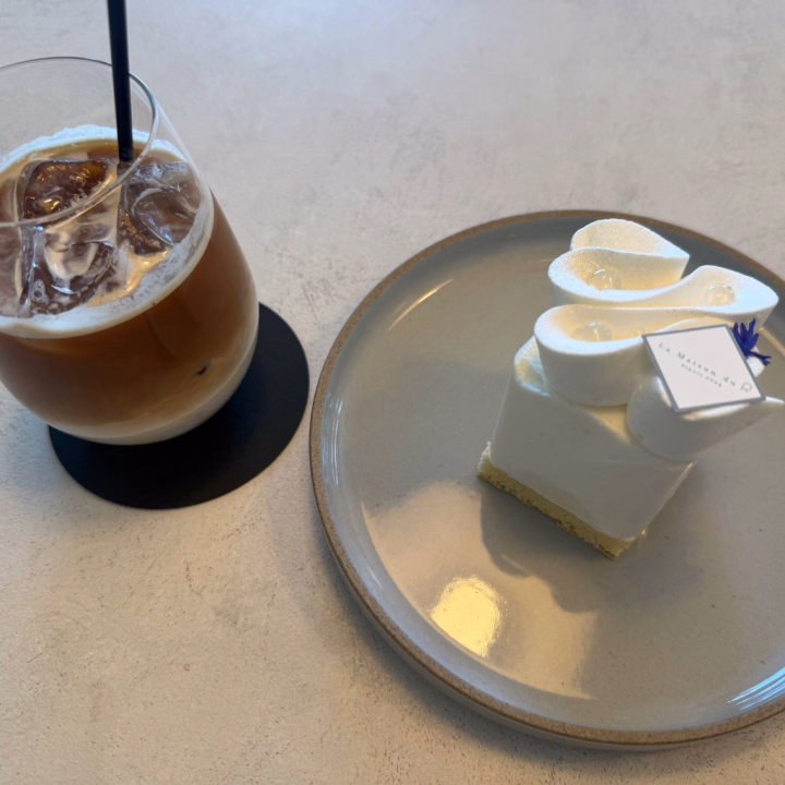 本日も忙しくさせていただきました🥲💓
駆けつけてくださって嬉しかったです✨️
明日、明後日は時間選びたい放題なくらい
空いてます😭🙏🏻
行ってやるかあーって思えたお兄さんは是非来てください🥲
ずーっと行ってみたかったケーキ屋さんでめちゃくちゃ楽しみにしてたのに
大人の味すぎて
うん、うん、へぇ〜そうかぁ
っていう感想しか出なかった時の写真😂
私、マーマレードとか苦手でチーズケーキ大好きなんだけどレモン風味が苦手だったのが大きな原因です!
そういうのが好きな人は好きです!絶対!
最近写真撮れてなくてとりあえず
私の食レポお楽しみください🙂↕️
明日は写真撮る!ゼッタイ!
ではまた明日👋