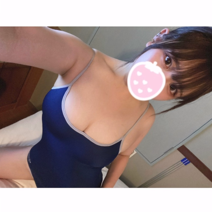 うさぎだよ🐰🍓

明日14:00~24:00でお店います🙋‍♀️
ご予約も受付中ですー💕💕

実は急遽22日も17:00~出勤になりました！！！
遊び来てねん