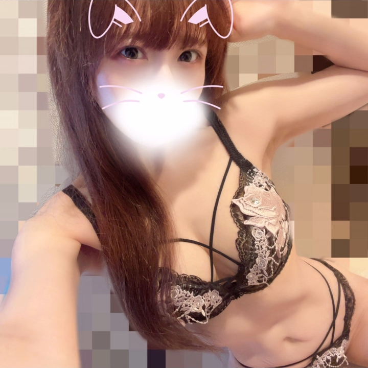 うさぎです🐰🍓

おはよー
前回も完売ありがとうでした🙏
引越しにより金なし女なので突然増やした日も無事完売になり、まーじーでー！大感謝です🥹✨✨✨✨✨

今日予定通りに14:00~24:00でいます🫶💕
事前予約してくれている方ありがとう🔥
まだ入れる時間もあるかな？と思うので、お問い合わせ待ってますね🥰

一緒にヌルヌルであそぼーう🫧🫧🫧
フェザータッチ楽しみにしててっっ