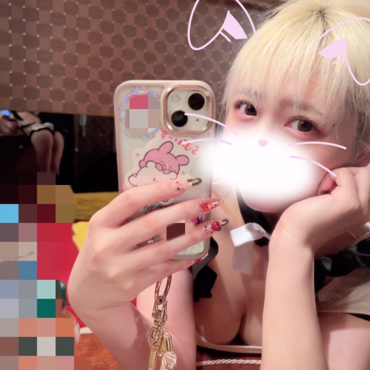 うさぎです🐰🍓

写真は昔のハイトーン時代だよ
今は違う髪色👍

今日ラスト24時までいるよ
夜の時間帯がまだ入れるところあるぽいです🫧🫧🫧
明日と明後日も14:00~でシフト出しているので合わせてチェックしてねん🥰💗

ファルダ見てたらさ、ハイトーンの自分が出てきてさ、まぁやりたくなった訳ですよ。そしたら衝撃の！笑笑
担当美容師に却下されました🤣
髪の毛痛みすぎてるからから今はダメーって🤣🤣
ハイトーンのうさぎより先にボブのうさぎになる可能性が高いかも〜まだもう少し先のお話だけどね🤭💕