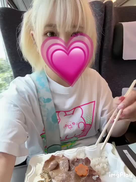 駅弁食べて大喜びなうさぎたん🤤