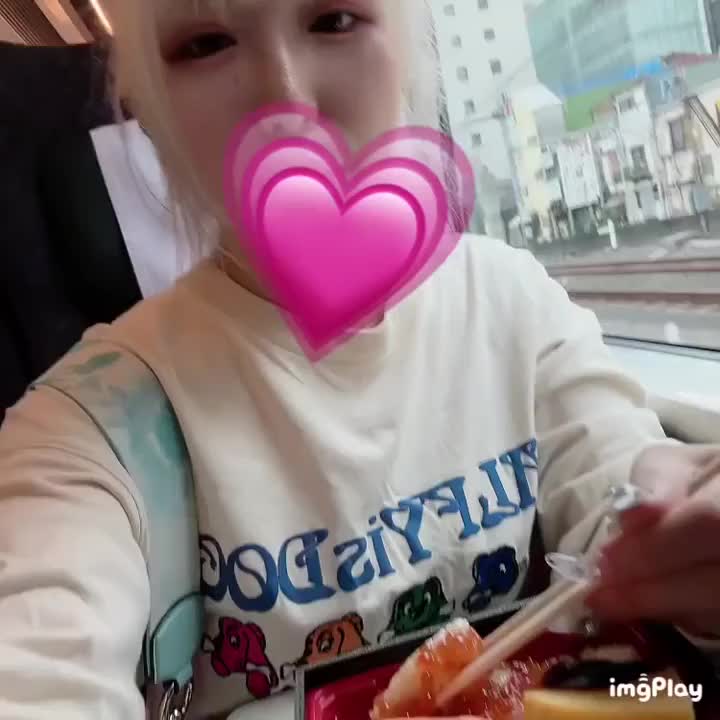 うさぎです🐰24時時まで今日はなんと！
土浦店に来ております〜👏

なのでお昼は駅弁食べてきました🥰
前回のイベントで土浦に来た時は牛タン弁当買ったんで、今回は鮭とイクラにした！最高です👍💗

ご予約募集中なのでぜひぜひ遊びに来てね💕💕
ハロウィンでコスプレしてます🎃🫶🫧