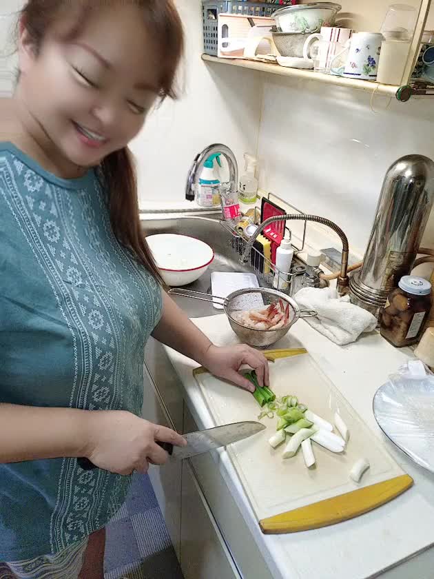 ねぎやしいたけ
白菜等
野菜を切って・・・

吉原クラブ華
近藤ひろ