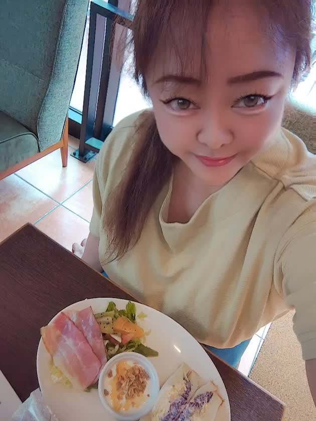 ミニトマトジュース
と
ベーコン
サラダ
を
食べてから

クラブ華
に
出勤〜♪


吉原クラブ華
​​​​​​​近藤ひろ