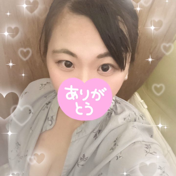 雨じゃなくて湿度高くて汗がすごいかく💦   

すっぴんの方が楽よねー


汗で前髪がぺったんこだわ〜