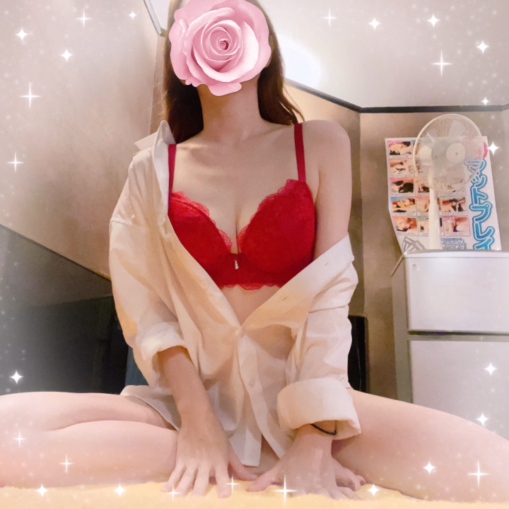 こんばんは😌✨️

今日も1日お疲れ様でした(  ˙︶˙  )/💕

明日はマットDAY♥️

1日ダラダラし続けて身体の疲れも取れて、夕方と夜にラジオ📻合計3枠やっちゃった🤣
どの枠も楽しく笑って過ごせて、アドレナリンも落ち着きました(​ *´꒳`*​)

それにしても…コメント大混雑😇
もう最後の方は、読めてない！笑
最後の方にラジオ📻に入ってきた方、ごめんなさい😂🙏
でも、平和で自由なラジオ📻なので、また遊びにきてくれたら嬉しいです😉

さ〜！！！
流石に喉も身体も休ませるために、早めに就寝します😴

送れていないメッセージやお礼は、また明日ゆっくりとさせていただきます📩

あっ！
明日、写真撮らないと〜💦
もう写真がない！！！笑

って考えてたら寝れなくなるので、明日の事は明日考える🙌

それでは皆様、良い夢見てね💜
おやすみなさい🌙💤


今月の出勤予定と🈳情報♥️

⭐️18日(日)10時〜16時UP
🈳13時20分頃〜14時40分まで1枠

⭐️25日(日)10時〜16時UP
🈳スタート〜60分コース1枠
　13時10分頃〜