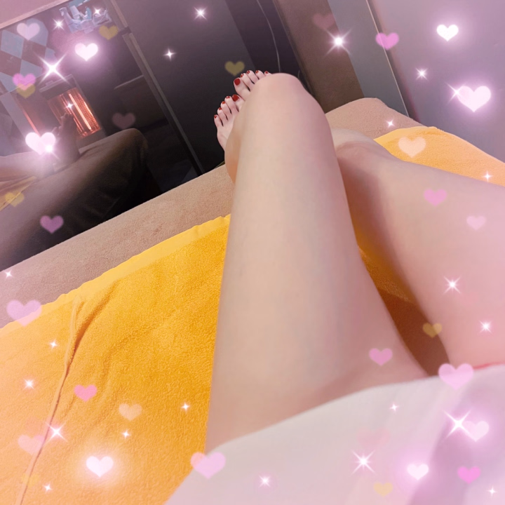 こんにちは(*´︶`*)💗

本日在宅DAYだったんですが、お仕事ほとんど終了🤓
めちゃくちゃ捗りました💻

そんな訳で、今日の夜もラジオ📻です🫶
…毎日配信しないって言ったけど、できる時にやる感じですから😂
できない時はやりません☝️笑

でもイベント期間の毎日配信が癖ついてるのか、「あっ、ラジオ📻！」って思ってしまう自分もいるんですよね🥹
習慣って怖い…:(•ㅿ•｀):笑

まっ！マイペースにいきます😉


そんな事より〜！
動画イベントのコスプレ…どうしようかなぁ🤔💦
ハロウィン系はやってこなかったから🎃

買い物行って仕事の電話きたら困るから、ネットで探しますか〜📱

それではまた👋


今月の出勤予定と🈳情報♥️

⭐️18日(日)10時〜16時UP
🈳13時20分頃〜

⭐️25日(日)10時〜16時UP
🈳スタート〜60分コース1枠
　13時10分頃〜

🈳が多くて寂しいので、トークからのご予約もお待ちしております😘
