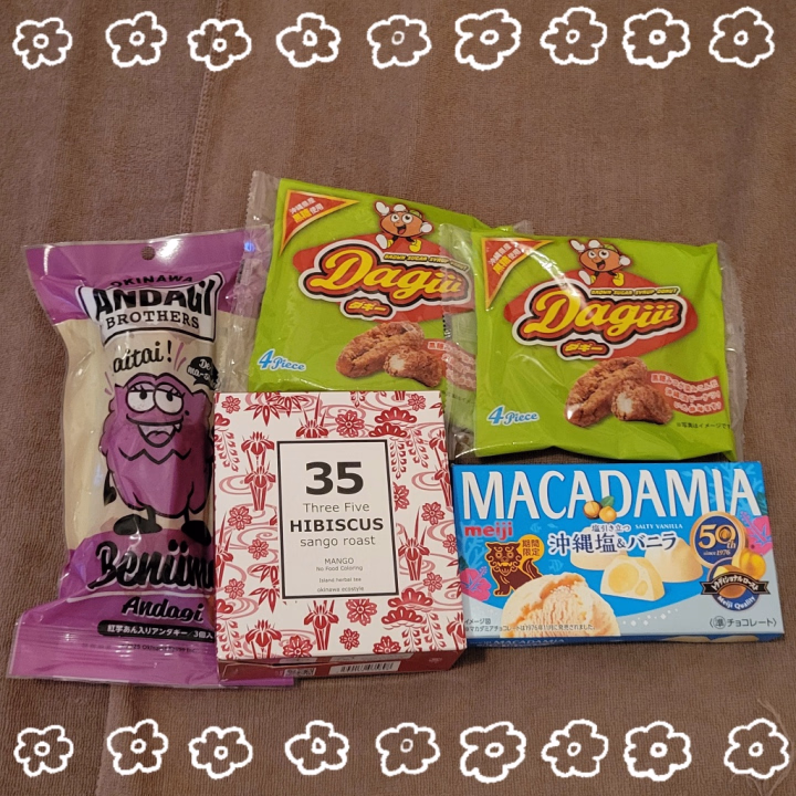 昨日のスタートから逢いに来てくださったご本指名様❣️
差し入れありがとうございました(⋆ᴗ͈ˬᴗ͈)🩷👑꙳✩

4月の埋め合わせ、本当にしてくれて嬉しかった😭😭😭😭😭
お馴染みのダギーのライバル現れててウケるꉂ🤣𐤔
サンゴのお茶大好きすぎて東京では冗談抜きで毎日飲んでるので助かるう🪸🩷
ホワイトチョコとナッツの組み合わせも大好き‎🤍
次の旅のお供にするねっ✈️𓂃𓈒𓏸︎︎︎︎

映画の感想を真っ先に伝えたかったから会えて本当に嬉しかったよ🎞‎𖤐
カードの件も教えてすぐに見に行ってくれて流石すぎる😼🌟
私もまた集めてきて見せびらかすね！(笑)

今度こそまた来月、だね😢
いつも会いに来てくれてありがとう❣️
会えるの楽しみにしています꒰˵˘꒳˘˵꒱‎‎🤍