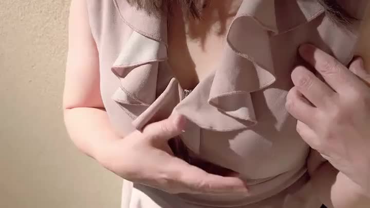 やらしくモミモミ