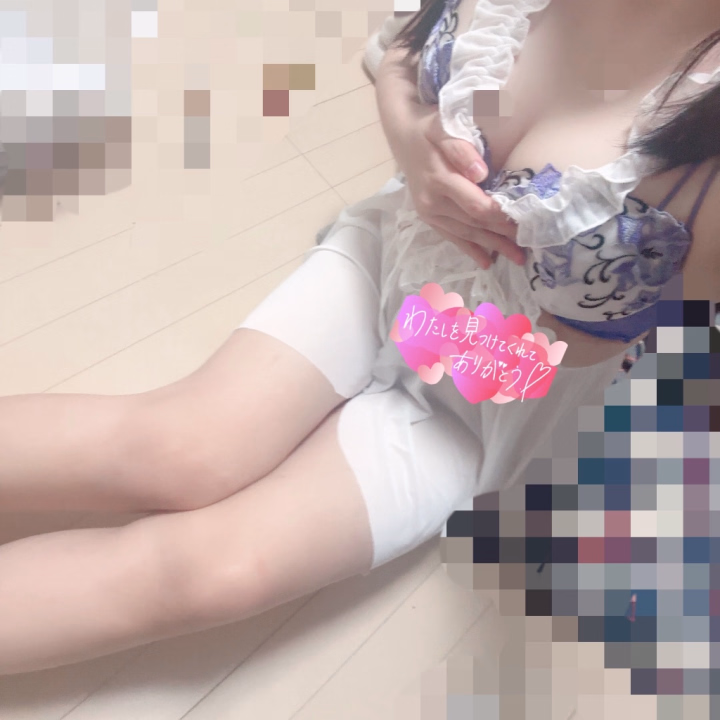 今日も一日お疲れさまだよね？🙉🫶

夜になって急に寂しくなっちゃって…💗
もっと近くにいてほしいなって思ってるんだ…///

今日はちょっとだけ、いつもより大胆な下着で過ごしてみたの🛁🫧
でもね、お兄さんだけは見せたいなって思ってるんだよ？…///

立ってるだけでドキドキしちゃって、胸のあたりがきゅーってなるの。
早く会いたくて仕方ないよ…

お兄さんの声が聞きたいし、ぎゅーって抱きしめてもらいたいな♡♡

今日の疲れ、ぜんぶあんに預けてね？いっぱい癒してあげる♡

あん🐼💗