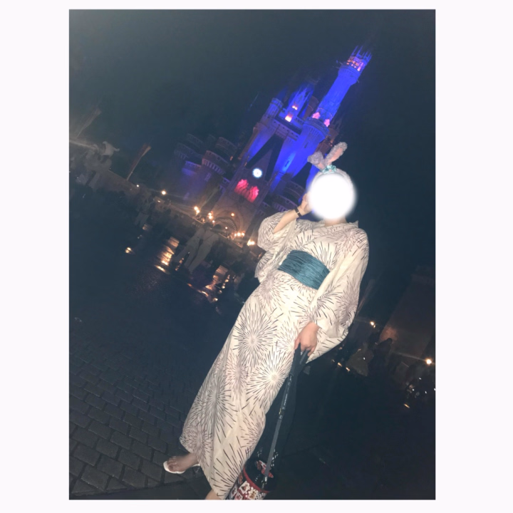 こんにちは、えみかです💖
浴衣の写真見つけたーー❗️
これは数年前に浴衣ディズニーした時の写真🎶
若い……😨
今はもうディズニーランドで浴衣着る根性ないです👼🏻
若いうちにやっといてよかった〜🥹
再来週ディズニー行くの楽しみ😌
お土産買ってくるね〜🍀