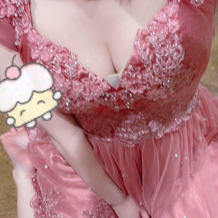 おはようございます☀️

本日も出勤しました❣️
とってもお天気が良くて、やっとぽかぽかしてきた🥰

今日はドレスキラキラしてていつもに増して可愛さ🆙です💓💓たくさんの方にお会いしたいなあ〜遊びに来てね💕