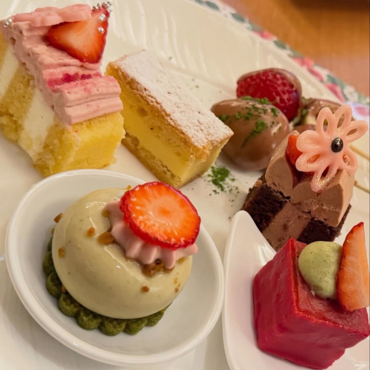 この前！！
いちごビュッフェに行ったの！！

いちごが大好物な私…( *´艸`)
美味しすぎたし幸せすぎたよおお！

また来年
いちごの季節までお預けだぁ(´；ω；｀)