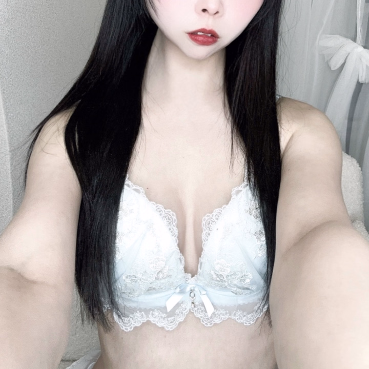 やっぱりまだ、
お兄様の前で

ブラにパンツを脱ぐ時は
凄く緊張しちゃいます🙈💕

ドキドキの瞬間がたまらないな🥺💕
