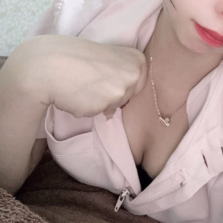今日も沢山のお誘い嬉しいなぁ🤍🤍

可愛いってたくさん言ってもらえたし🙈🙈

ありがとね🤍🤍

そう言えば
お兄様は何の体○が好き〜？？

ゆうかはやっぱり…

だいしゅきホールドしながらの密着正○位❤️

奥までギューっと突かれながら敏感すぎるちくびも同時に責められたら🤍

さっきのお兄様なんかうま過ぎて、何回もイッちゃったよ🙈

ゆうかの
カラダ中が敏感体質すぎて
子宮までウズウズで困っちゃう😮‍💨♡

激しいえっちって寒いけど汗だくになれるから大好き💓