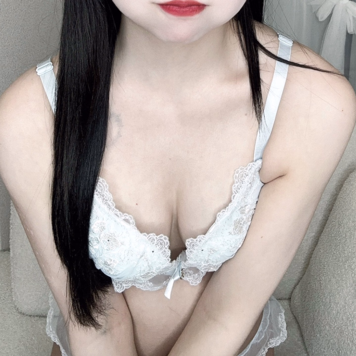 ゆうかが扉を開けた瞬間🚪

もうすでにビンビンになってるお兄様！！！

絶対、エッチな事考えて待ってたよね🥺🥺

変態すぎ🫵🫵

ちなみに、
ゆうかもおま♡こ濡れちゃってるの
隠すの毎回大変なんだよ🥹💭❤️‍🔥

変態だよね🥺🙈💕