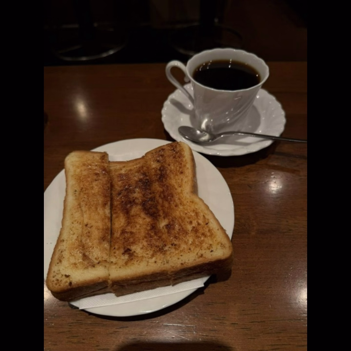 はるの大好きな時間。
それは喫茶店で
まったり時間を過ごすこと☕️


落ち着いた空間で何も考えず
ぼーっとするあの時間がたまらなく好き。


お兄様方にとって
はるといると落ち着くって思ってもらえる
存在になりたいな…。