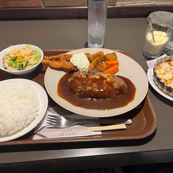 本日の夕食（16時半）
老舗のレストランで頼んだらおすもうにふさわしい量が出てきました😊
流石に満腹です笑
本日はおやすみです✨️
はな🌸