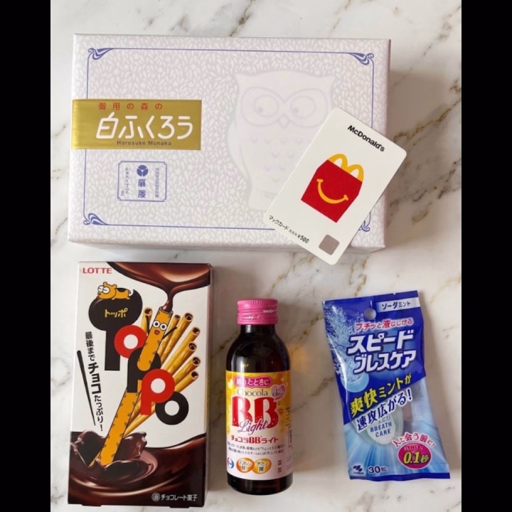 おはようございます〜！
本日7ー14時出勤です！
よろしくお願いいたします-  ̫ -！

こちら昨日の差し入れです！
凄いありがたすぎる〜😭❣️
お菓子や飲み物も嬉しいし
実用的なブレスケアとかマックカードまで……(！？)

全ての差し入れを頂いてしまいました……！
本当にありがとうございます……！
大感謝……！！😭

やさしいせかい( т т )🎶

てなわけでお菓子たくさん食べて本日も頑張ります〜！よろしくお願いいたします！