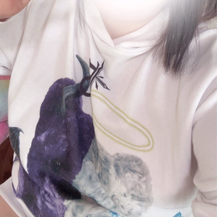 今日は、お休みだから私服です💕💕

れいね、くまさんのお洋服が大好きなんです🧸
今日着てるのはTRAVAS TOKYOの服ですよ✨

実家にも何着かあって
そのうち持ってこようかなって🍒

あとは、ankoROCKの服も好きです♥️
地雷系のお洋服🥰
好きですね～🦋

くまさんのお洋服
処分しちゃった服も何着かあって
ちょっと後悔🥹
年齢を考えろ！って言われて
怒られちゃった時に処分しちゃって…
でも、どうしてもお気に入りの服だけを残して
その残りが、この服💓

とにかく着やすいし、可愛い🧸

また、仙台にお洋服を買いに行きたいな❣️