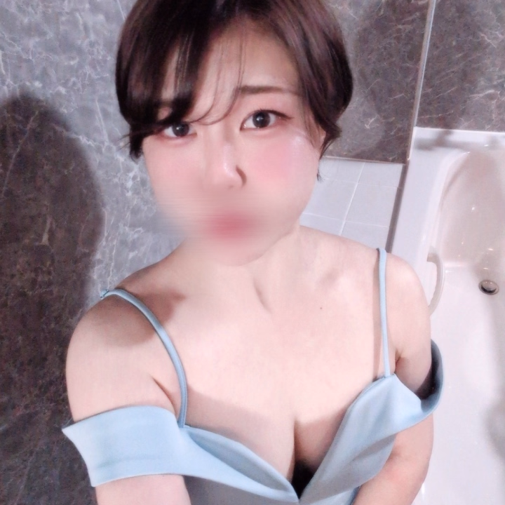 困り顔ポ〜ズ♥️
最近花粉がよくとんでる笑
段々とみうの声がハスキーになるんじゃ笑😂

本日は17時までいます✨️