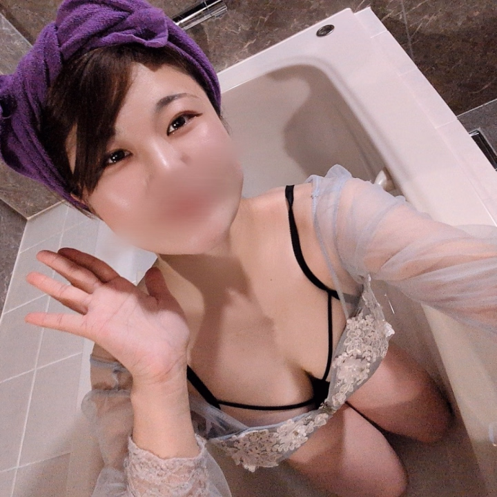 スキマ時間のお楽しみ♥️

写真撮りまくって遊んでます😂
お兄さま〜！お写真の撮り方教えてぇ笑
最近自撮り棒を壊しちゃって💦海で遊んでたら真っ二つにポキっと笑
いい自撮り棒にまだ出会えてなく買えてません🥹おすすめありますか？

毎日姫フォトで投稿してみました✨️
さてお兄さま方は今からランチの時間かな？？🍚

みう🐮🍜