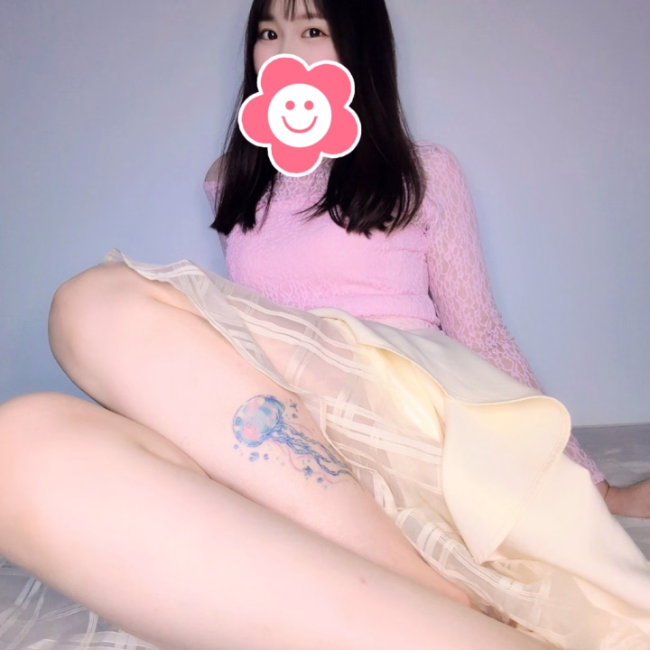 さっきまで会社にいたのに
今はもうこの格好 🌸笑

自分でもびっくりする🤭✨

月曜日ってなんか疲れるじゃん😮‍💨
今日だけ特別扱いしてあげる🐾

ぜんぶ忘れてイチャイチャしに来て💕

さとみに会えるのは夜だけ🌙
しかも今夜が今週最初で
もう来られない日があるかもしれない。

20時からいるよ🌷
今夜ね😊

👇SNSも見てね🐾
https://lit.link/satomi
