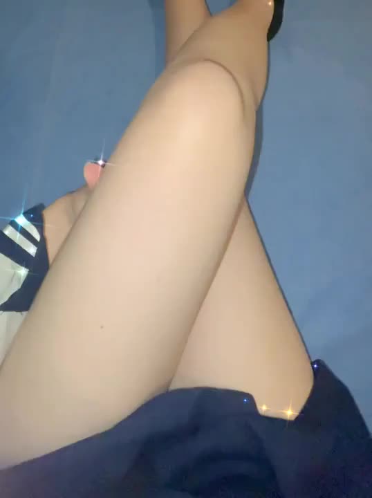 綺麗な足すき？？

足でちんちんこすったりするのもえちだよね❤️

冬になるとなんでかわかんないけど足出しの服着たくなるんだよなぁロングブーツはいたりして👢✨

ちかは断然冬派なんだけどお兄さんはどっち派ですか？？☀️⛄️