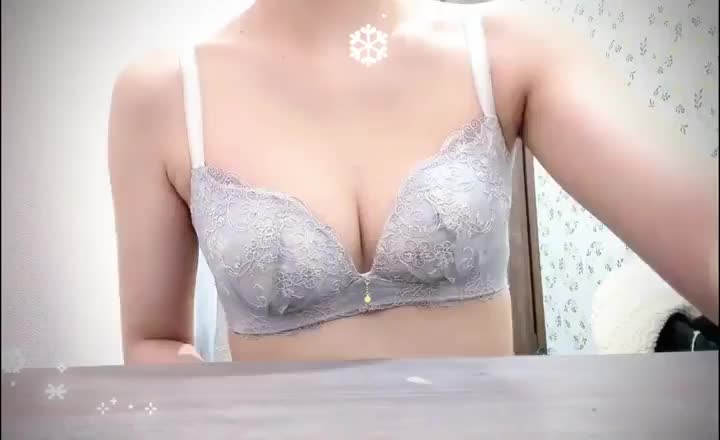 あみです❕

昨日はポカポカだったのにまた寒くなったね🥶
あみは冷蔵庫にレトルトのおでんをいっぱいストックしてます😏
お家に帰ったらスープも毎日飲んでる！
あと暖房ガンガンこたつ温度最強🌡️
あの手この手で防寒⛄️

たまにヒートテック暑いってお兄さんいるんだけど☀️
あみは汗をかかないのであまりヒートテックの意味ないの😖
あれって汗で温かくなるらしいよ！←詳しい仕組みは忘れた🤭

ってどうでもいい話しちゃった😂
ぎこちないけど今日は動画撮ってみたよ！どうかな🥰