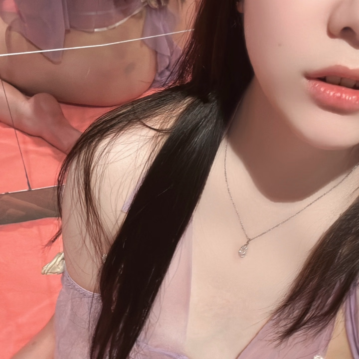 ひなのおしりには
赤ちゃんじゃないと
無いはずのものが…😏

それくらいもちもちなおしりだよん🍑

お兄さんにも早く触って欲しいな🙈💕