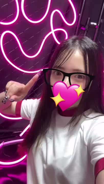 お兄さん！
今日帰る予定ではあるのですが！
飛行機までの時間お兄さんに会えないのも寂しいなぁって思って
時間に限りはありますが
お誘い待ってるねー！