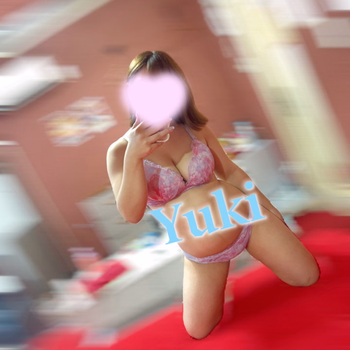 こんばんわ、ゆきです❄️

気づけばゆきの受付時間あと2時間もなくなっちゃったなぁ💦

お外、雨降ってるのかな？🤔

まだゆきちゃん元気いっぱいなので
いっぱいご奉仕したいなぁ〜💗

お兄さんのえっちな欲望があったら
ゆきに教えてくださいね🎶