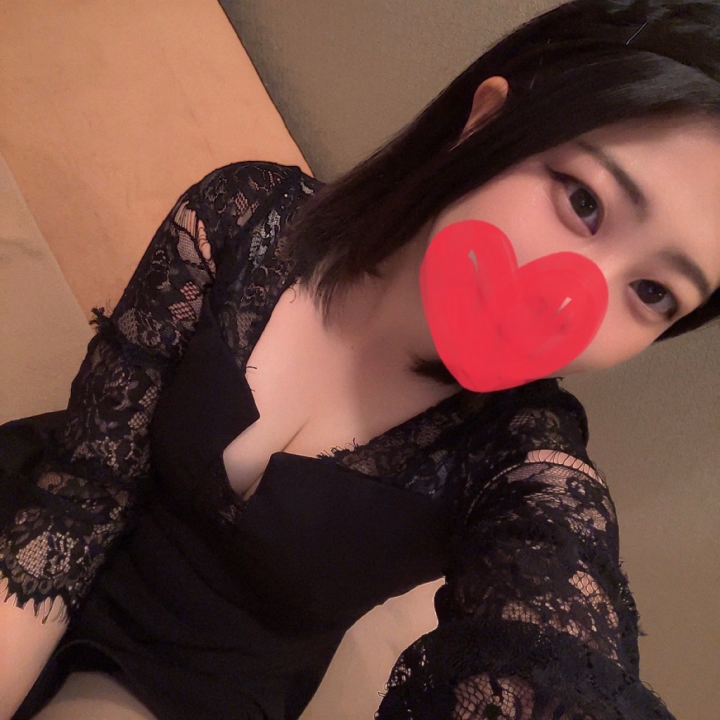 ちょっと待って…？？
この服めっちゃお胸が大きく見えるわ…！！？？💕

すごい✨
こーゆー服まきの似合う？
ちなみに今日の服です(ง  ᵕωᵕ)ว♪
え、ねぇ可愛くない？？
귀엽지 않아!?!? 아니,귀여워!!ㅎㅎ

久しぶりのワンピース💕
スカートの所から手入れられて触られるのドキドキするよね…
想像しただけで濡れちゃ…( ˶'-'˶)
そんな変態ちゃんをいっぱい可愛い可愛いしてください💕

後でお気に入りの下着も載せちゃおうかな？いやあえて載せない？
来てくれた人だけの特権にする？
うぅぅ悩む…でも中々会えないお兄様達もいらっしゃるしな…

どーしよっかなぁ💕
見たいお兄様いたらコメントしてくれたら次の投稿で見れるかも？w
ってコメントするのも恥ずかしいかっ!!(*´艸`*)

お仕事頑張れぇぇぇっ！！