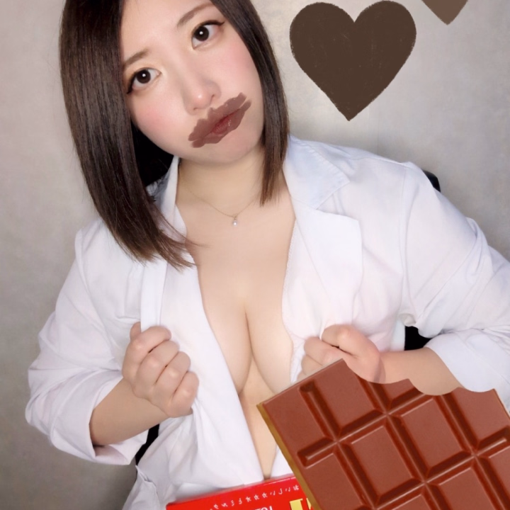 あいの唇💋
チョコと一緒に舐めなめして？🍫

あいと甘くてとろけるような
ちゅーしよっ❤️❤️❤️