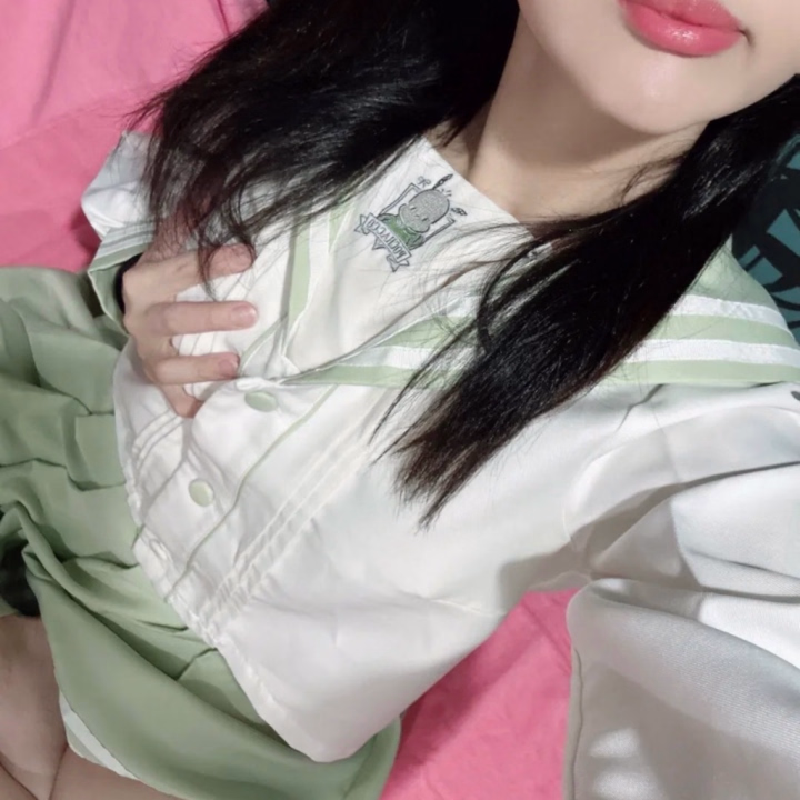 あんなが制服を着てみた時の写真🥴

こんな感じなの！💕
ちょっと恥ずかしいけどどうかな、？？

普段制服着ないからたまに着るのも自然でいいかも？！🫪