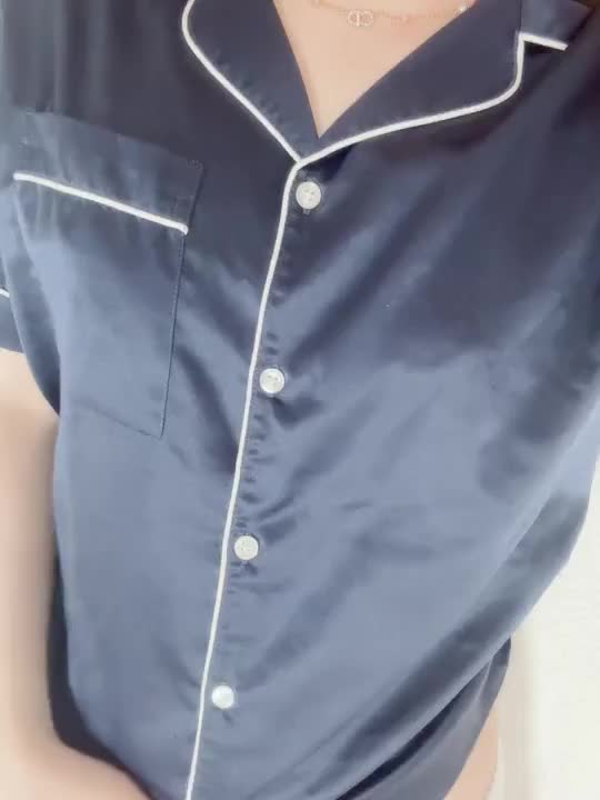 いっつも下着でお家うろちょろしてるみゆが珍しくパジャマ着てる🤭

寝起き襲われるのちょっと好きなんだよね…🙄

お兄さんはどんなシチュエーションでえっちするのがすき？

🎀みゆ🎀