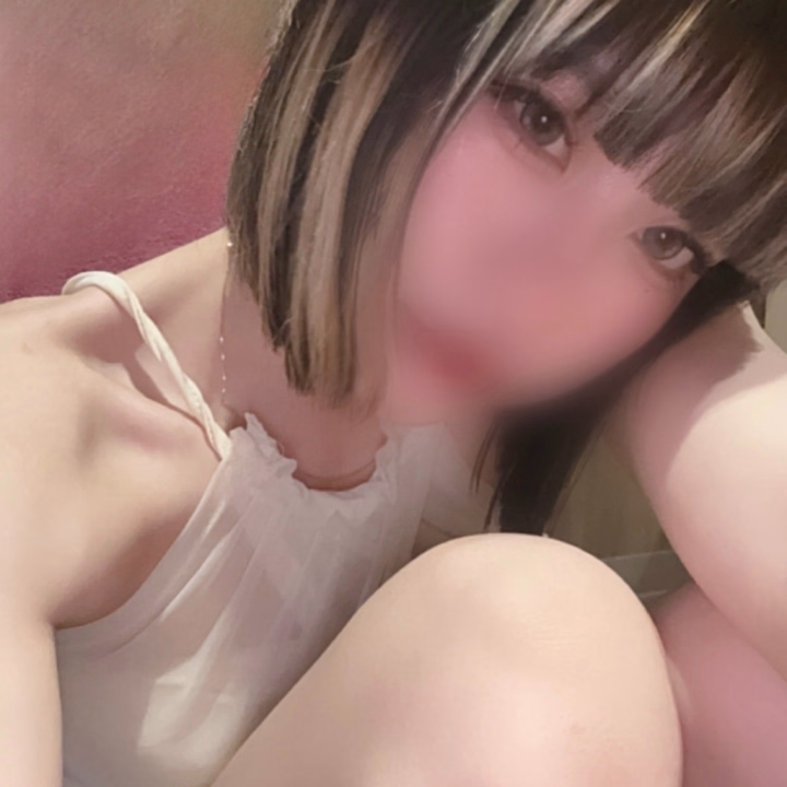 こんばんは~
次の出勤は7月です🤲🏻"

7日：14-19
(16時40分~50or70分の残りひと枠あります！)

13日も仮で予定しているので、ご都合よろしい方いましたらメッセージお待ちしております◎

・
・

写真は前に撮ったやつなのですが、
最近また明るめのロングにしました！

黒髪好きだった方はすみません..
少し印象が変わったとは思うので楽しみにしててもらえたら嬉しいです🐈‍⬛🌷