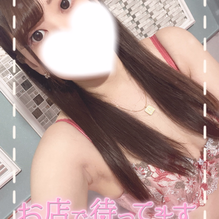 かなみアソコって実は
自由自在に動かせるの///


締めたり緩めたり、、、
普通にしてても狭いって言われるアソコが
自由自在に動いたらお兄さんは耐えれる？？🤭


え〇ちな耐久勝負しない？♡♡