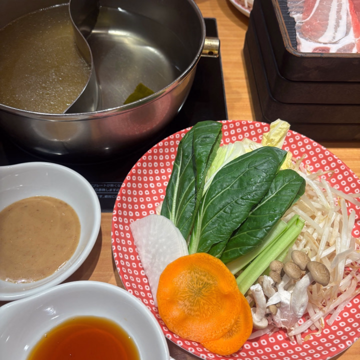 おはようございます🥱

今日は7:00〜15:00です🙋‍♀️

今朝の通勤の電車で寝てしまって、危うく乗り過ごすところでした🚃ｱﾌﾞﾅｲｱﾌﾞﾅｲ💦
お酒飲んだ帰りの電車とか寝ちゃうと大変なことになるよね笑笑

今日は華金だから気をつけてね😉