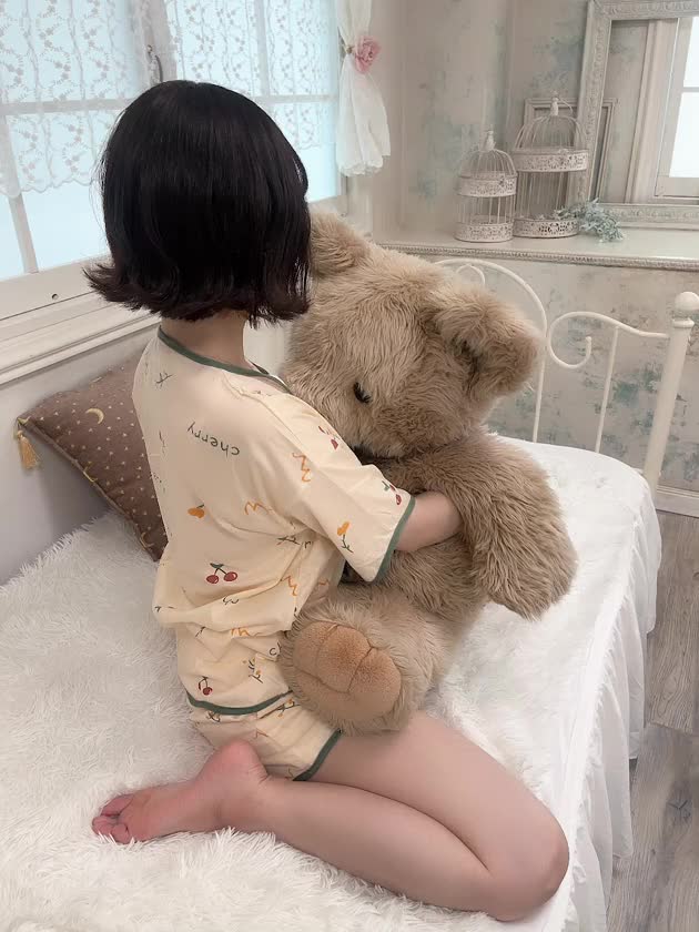 襲ってもいい？

こはるは寝る時
可愛いパジャマを着て
テンションを上げるタイプ✨

見られてないところでも
やっぱり可愛くいたいんだよねー

普段はMなこはるも
Sになって襲っちゃうことも🙈

くまちゃんみたいに
お兄さんのこと襲ってもいい？

また明日ねー

おやすみ😴








こはる🌸