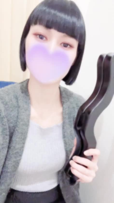 玉責め希望の変態さんからも
問い合わせがあったから🤫

玉を挟むハンブラーを
おすすめしたよ🥚💥

見た目はハンガーみたいだけど
これの真ん中に玉を挟みます💓

挟まれた時点で痛い人が
多いんだけど

海外の変態さんとかで
CBTプレイ慣れてる人だと
挟んでも声出ないから笑

​​​​​​​ここからお仕置き😈

身動きとれない状態で
玉をぺちぺちされちゃおうね🤭