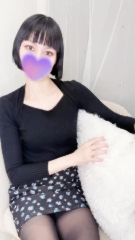 そういえば先日、
昼職で初めて会った方に
「鳥居み⚪︎きさんに似てる」と
言われました😂

確かに髪短くするとたまに言われるかも笑

今の髪型にしてから
元同僚や友達、お客様に
よく言われるのはこんな感じの人達🙋‍♀️

・橋⚪︎愛さん
・二⚪︎堂ふみさん
・水⚪︎希子さん

とりあえずはクール系の
個性派ナチュラル女優とか
モデル系らしいです💞

黒髪ロングの時は
「矢⚪︎あい先生作品」に
出てくるキャラみたいと
めちゃくちゃ言われてた🖤

あとはキル・ビルの
ゴーゴー夕張こと
栗山⚪︎明さん⛓️

美人ばかりで嬉しいです！！！
皆さんいつも褒めてくれてありがとう🥳