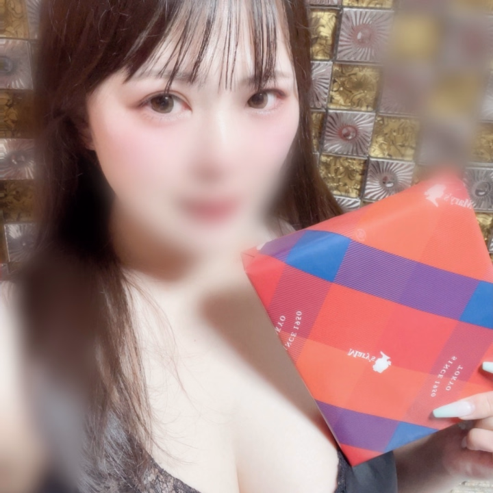 本指名様久しぶりに会えて
嬉しかったです(っ´ω`c)♡︎

差し入れのチョコレートも嬉しかった///




今日は16時からラストまでいます♡

お誘い待ってます💖


イチャイチャ過ごしたいな///



あすか🐰
