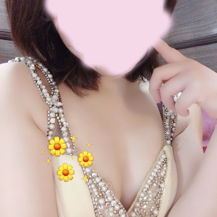 皆様おつかれさまです🌃

出勤してます💭🩷

久しぶりだからドキドキだなぁ…🥹

そよかに会いに来てくれる人？？💗