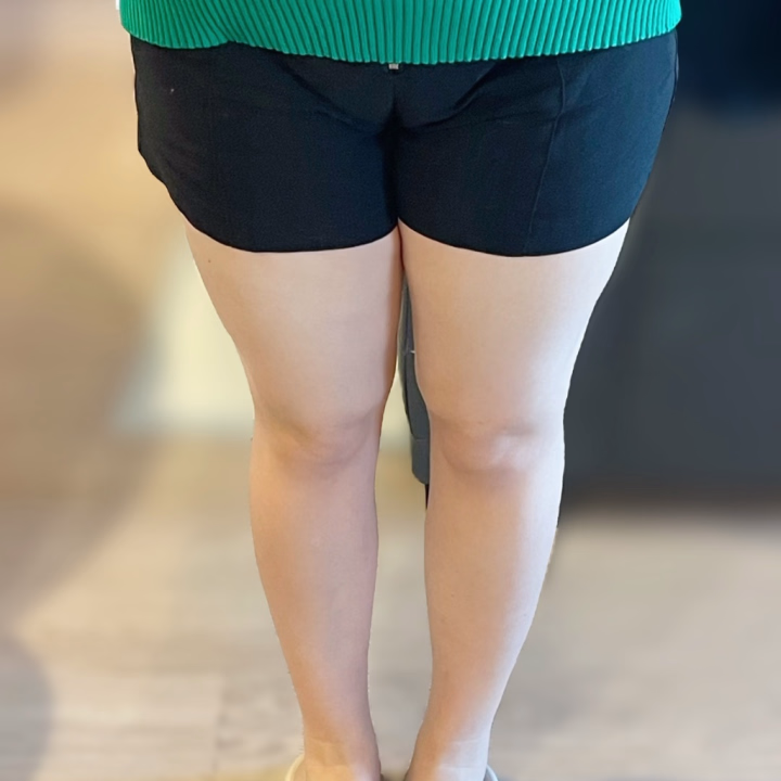 盛りまん🥭
ぷにぷにの🥭気持ちいいですよ。触ったことありますか？


このショートパンツで外に出ても許されますか？



ぷく
