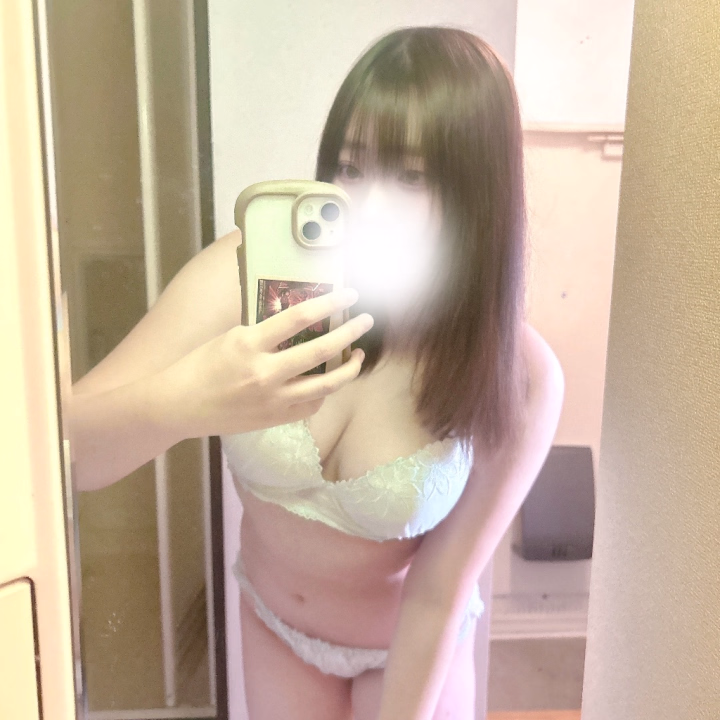 今日は9時がオープン❣❣
今日と明日で会える日未定なので会いに来てくれると嬉しいな…( * ॑꒳ ॑*)♡
今日もたくさんご奉仕頑張るね✊
会えるの楽しみに待ってますっ✨✨