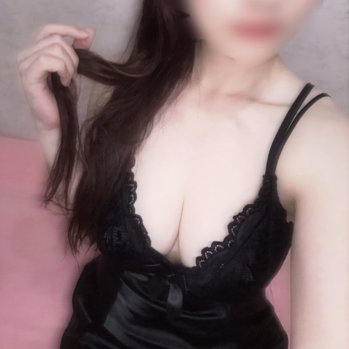 りりあ🎀久しぶりの投稿になってしまいました💦

今日･明日と出勤です🤍
今日は23時までいます😳
明日

11:00~14:00
16:00~17:00

予約可能です🤍
お時間がありましたらぜひ逢いに来てください🫶

今日予約してきてくれて逢いに来てくれたお兄さんありがとうございます🤍
お話も楽しくて、、また来てくださいね😳

外が暑いね…涼しくしてお待ちしてます。
最近入浴剤にハマってて、
いいにおーいな入浴剤入れて、1時間ぐらいゆっくり風呂に入りたい✨💥

お腹も空いたあ(>_<) 

ではでは(^_−)−☆